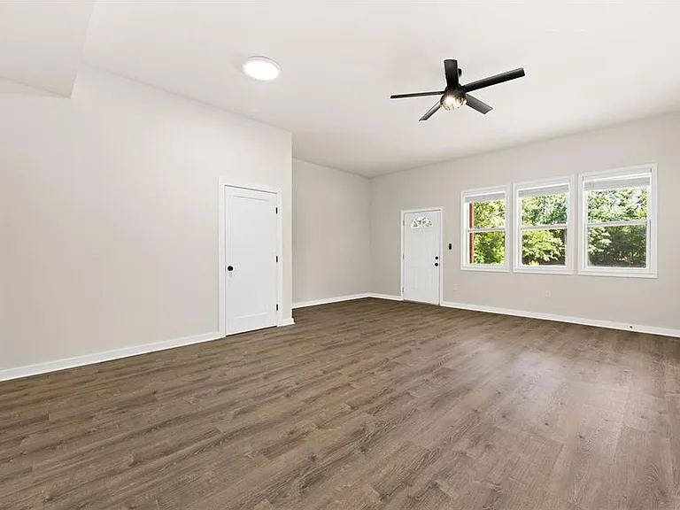 221 Columbus Dr — Photo 10