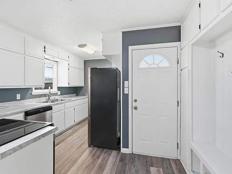 1410 Magee Dr — Photo 4