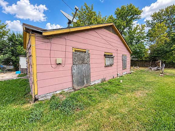 4th image of 6605 Goforth St