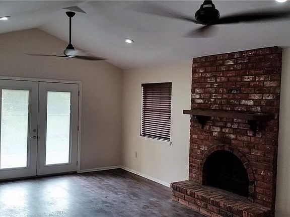 5th image of 204 Hilltop Dr