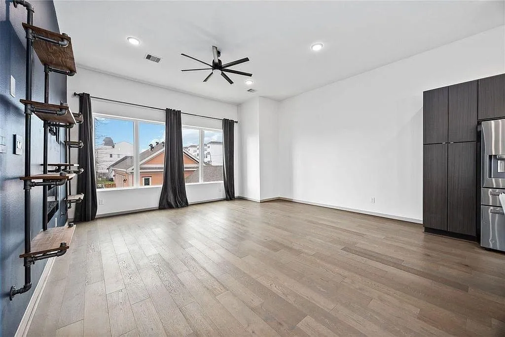 3 bed, 3.5 bath, 2077 sqft, $3,200 — Photo 2