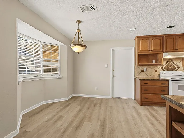810 Sunnybrook Ln — Photo 9