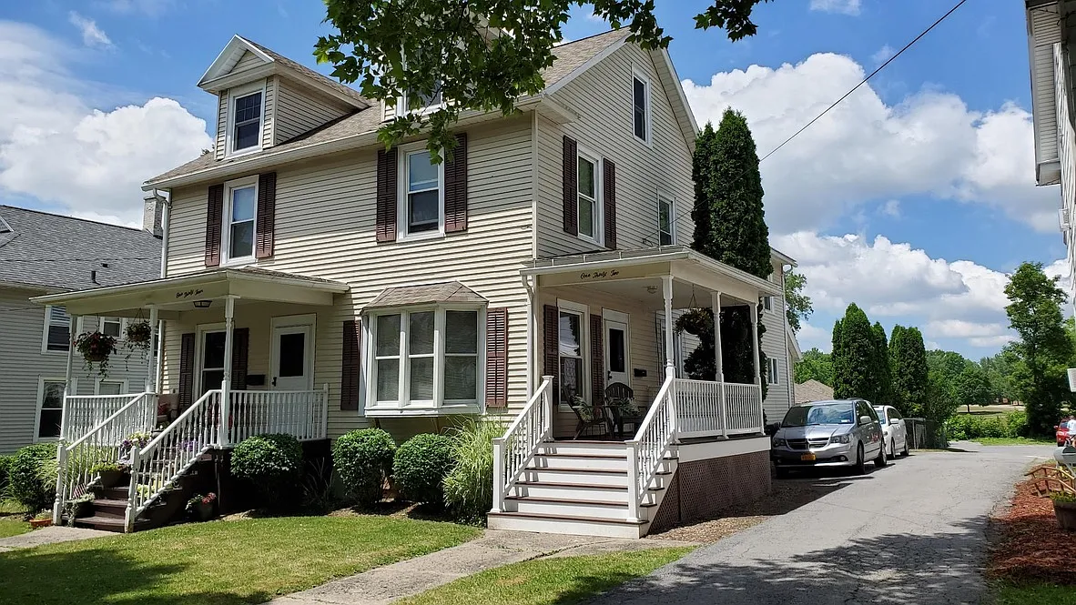 3 bed, 1.5 bath, 1700 sqft, $1,950 — Photo 1