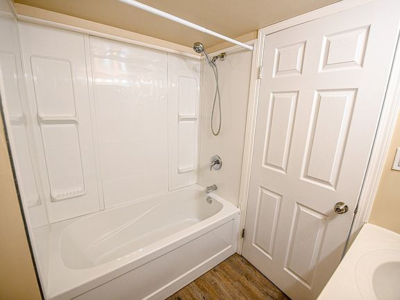 5th image of 9224 94a Ave #A