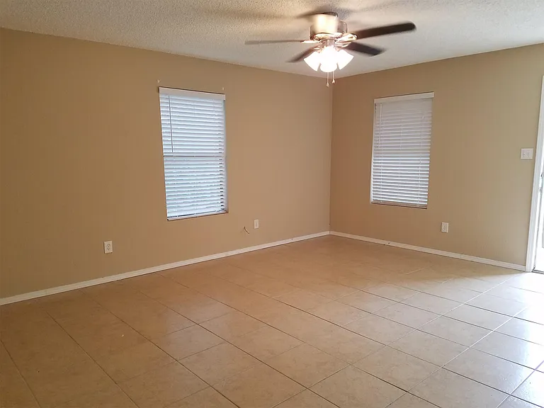 201 W Goforth St — Photo 10