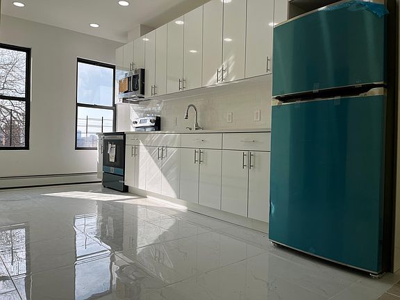 3rd image of 3118 Seymour Ave Floor 3