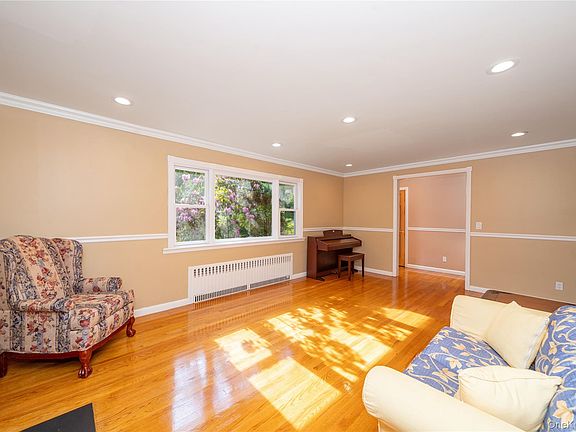 3rd image of 10 Horseshoe Road