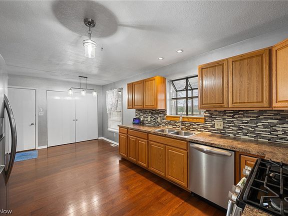 3rd image of 528 E Howe Rd