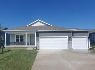 2853 Mary Green Rd, Hiawatha, IA 52233