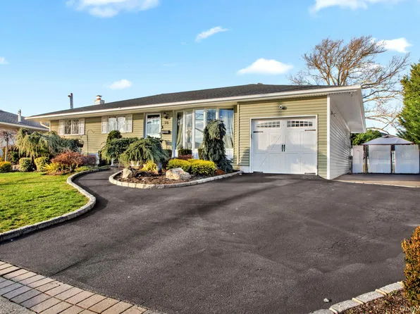 78 Redwood Lane, Massapequa Park, NY 11762