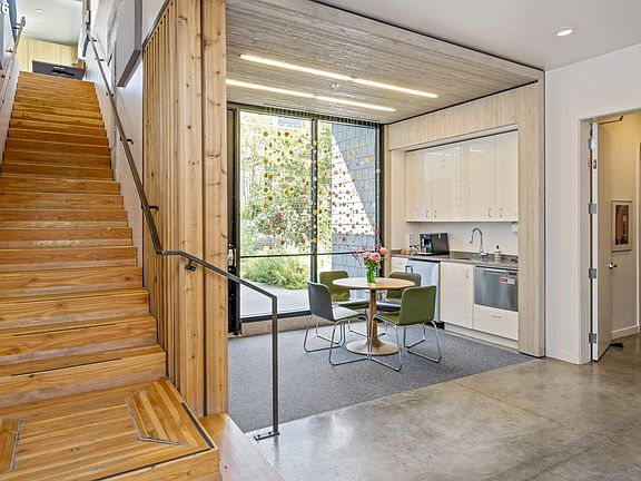 4th image of 4262 SE Belmont St APT 201