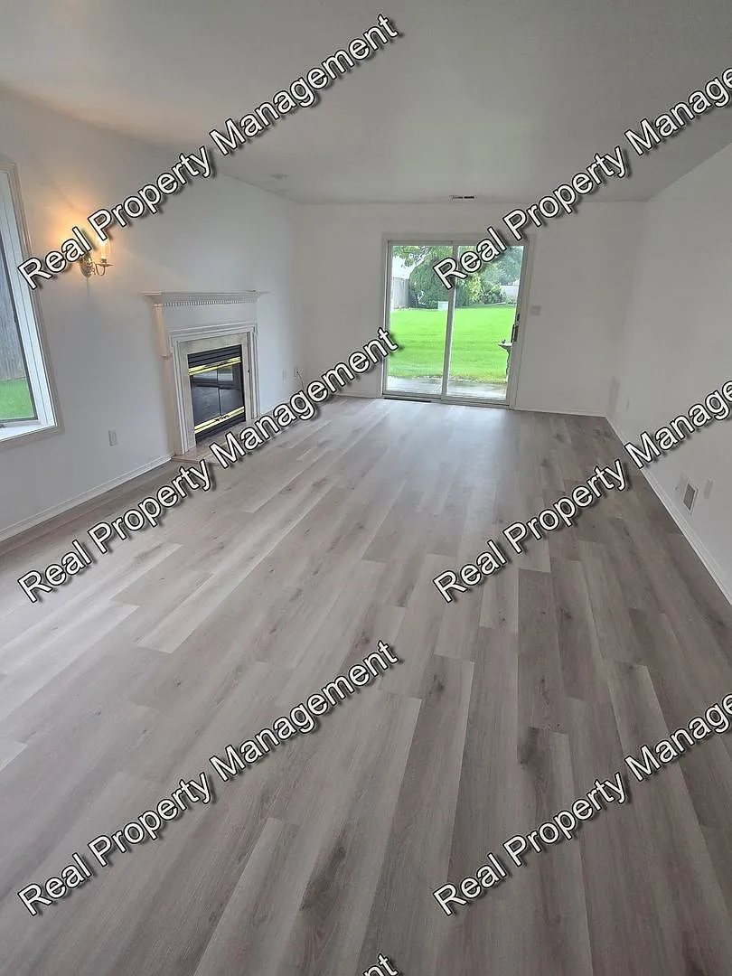 Updated 2 Bedroom Townhome — Photo 3
