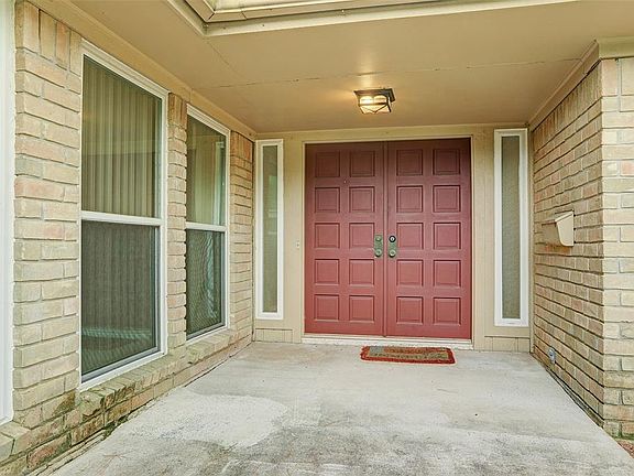 Large entrance with a double door entry