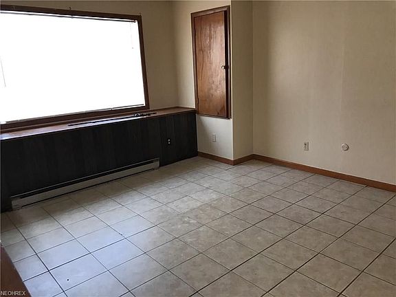3rd image of 220 Howard St