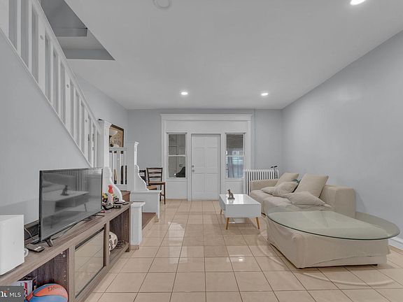 4th image of 229 E Rockland St