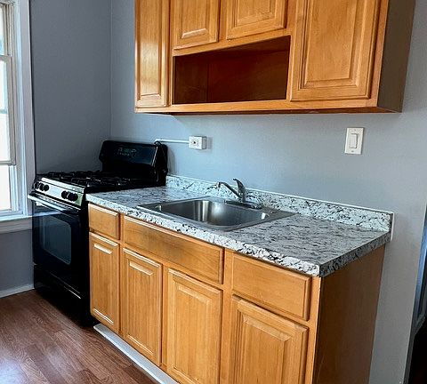 2nd image of 27 Alton Pl #2