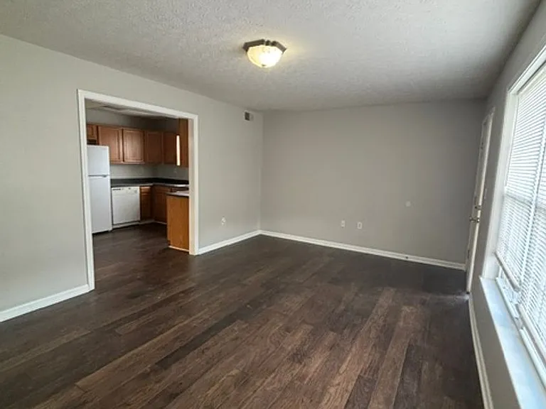 105 Stockton Ct — Photo 3