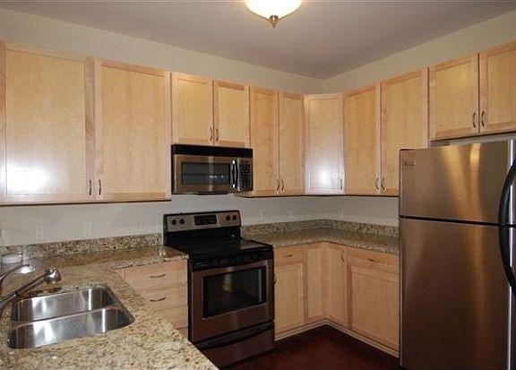 5th image of 2290 N Swan Blvd