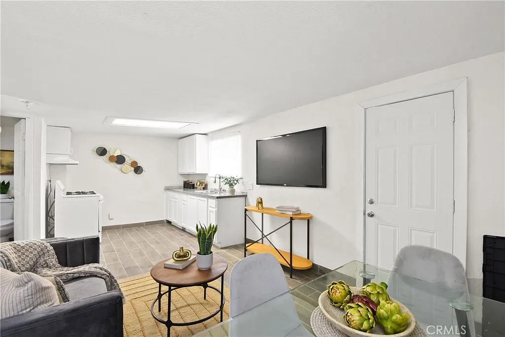 1 bed, 750 sqft, $1,800 — Photo 4