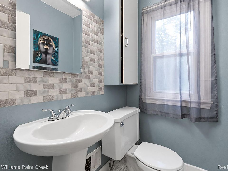 17584 Roxbury Ave, photo 11