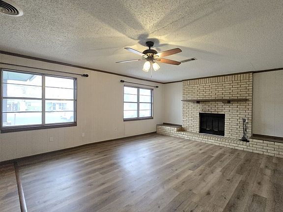 4th image of 616 W Ave E