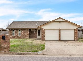 616 SW 7th St, Moore, OK 73160