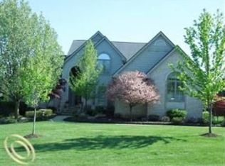 1938 Westridge Dr, Rochester Hills, MI 48306