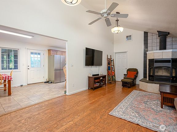 4th image of 202 Redwing Road