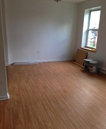 3rd image of 117 Stanley Ave APT 1B