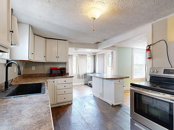 4th image of 403 Summer Street