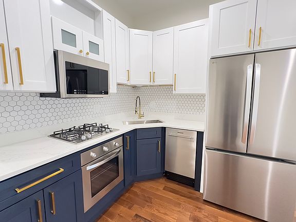 3rd image of 1529 N Maplewood Ave #1