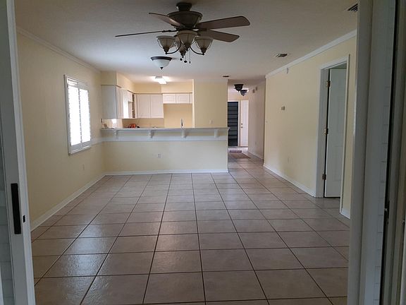 Living room, open kitchen with breakfast bar, plantation shutters on all windows, new kitchen appliances on order