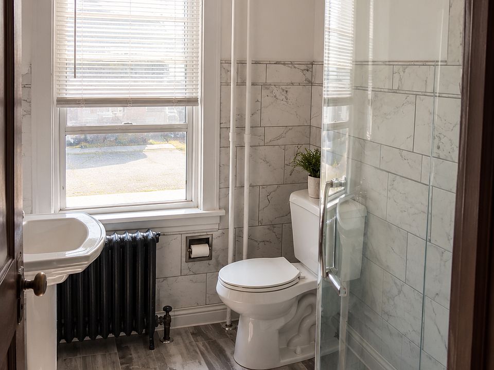 1st image of 2429-1 Two Lyndale Ave S #29