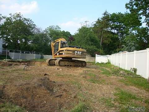 4th image of 992 Little Neck Ave