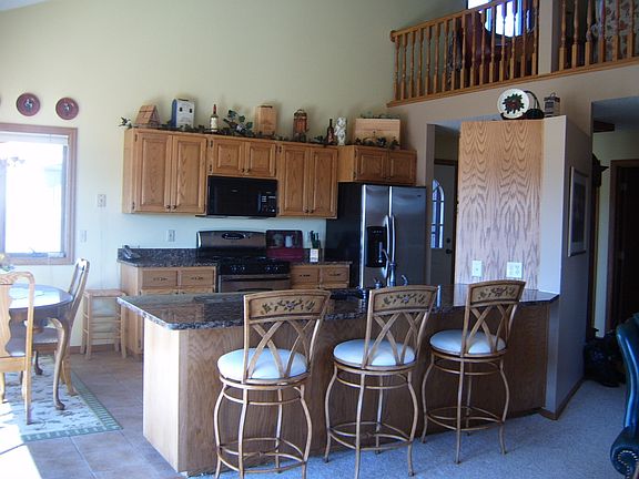Updated kitchen w/granite 