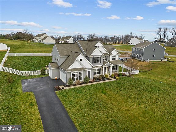 3rd image of 98 Chateau Cir