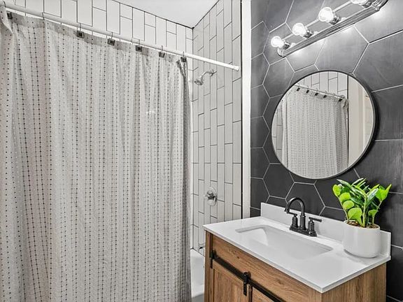 5th image of 2915 Lyndale Ave N APT 1