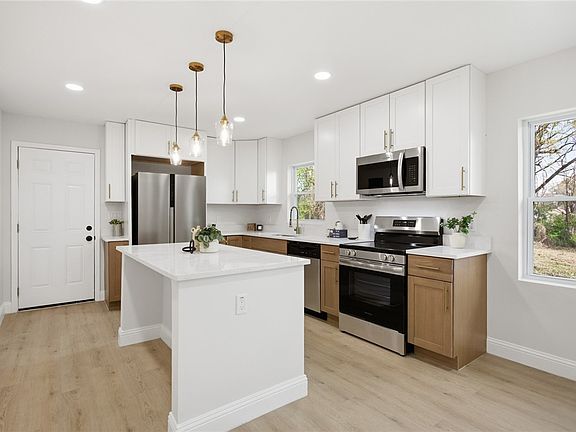 5th image of 209 Pine St