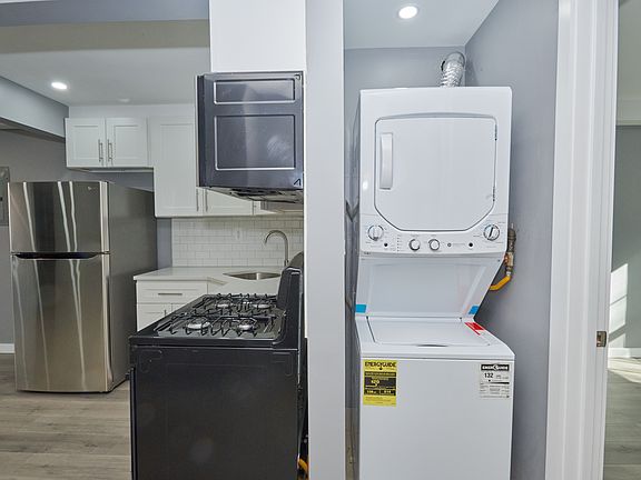 3rd image of 1822 Mohegan Ave #1