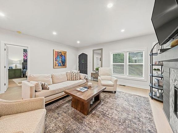 3rd image of 2513 Woodland Ave
