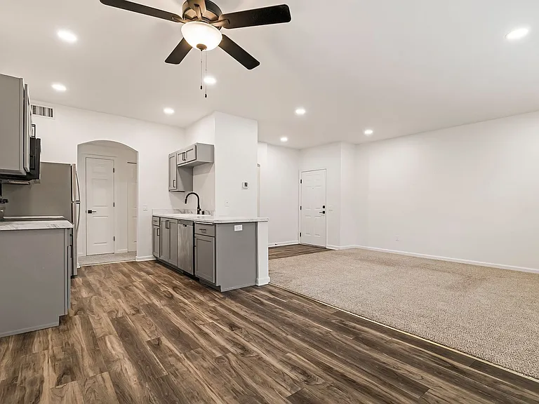 Sterling Oaks Luxury Apartments — Photo 66
