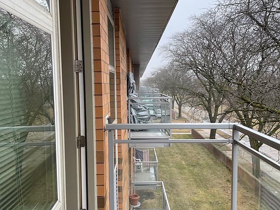 5th image of 1583 Fort St #202