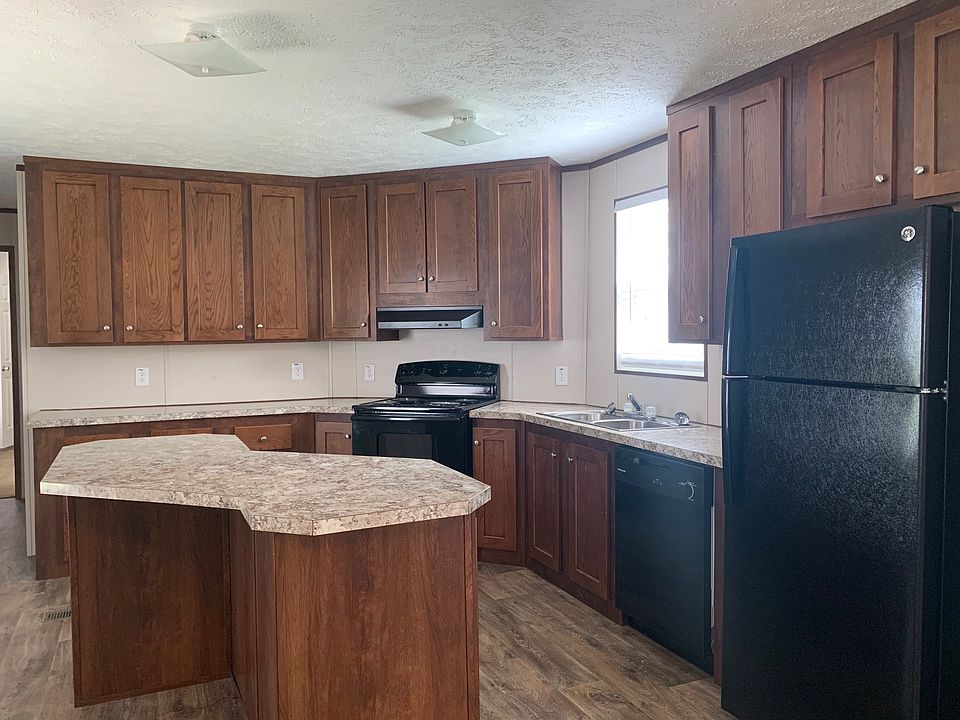 Kitchen (Lots of cabinets)