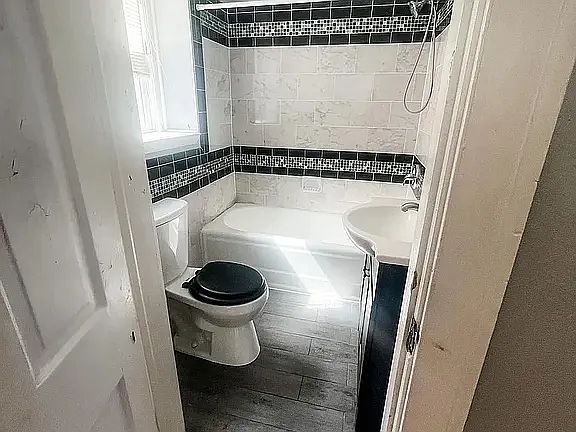 5th image of 727 E 44th St APT A