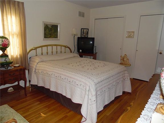 3rd image of 1577 Crest Dr