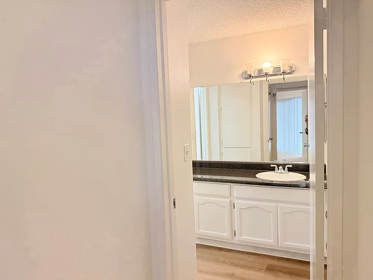 331 Ardmore Avenue Apartments - Prime Location in Koreatown — Photo 7