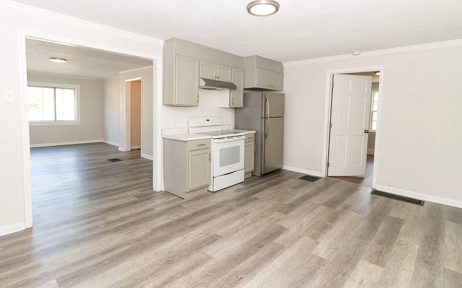 3 bed, 1.5 bath, 1476 sqft, $1,545 — Photo 4