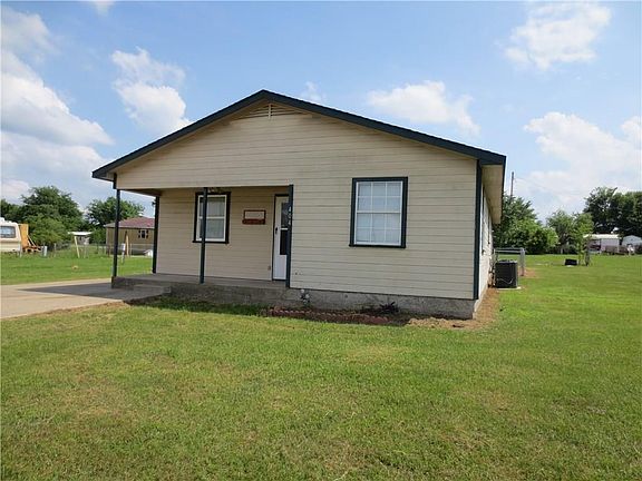 4th image of 404 Holiday Village Dr
