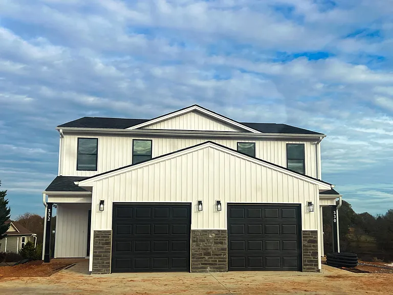 320 Hummingbird Ln — Photo 2