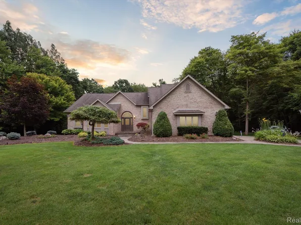 33933 Jesica Ln, New Boston, MI 48164